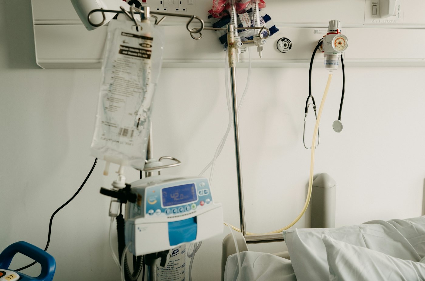 Matériel médical dans une chambre d'hôpital