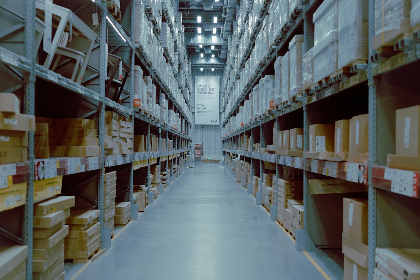 Entrepôt avec des rayonnages de stock